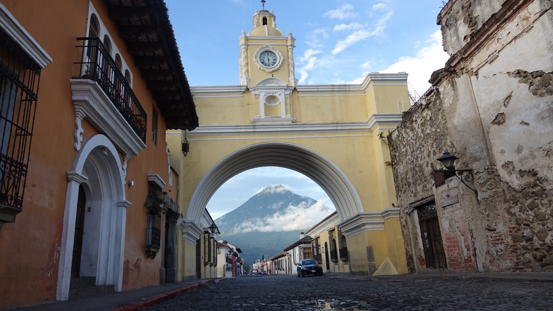 'Antigua siempre bella' by Verónica Montes Antigua a través de sus calles, arquitectura y volcanes.